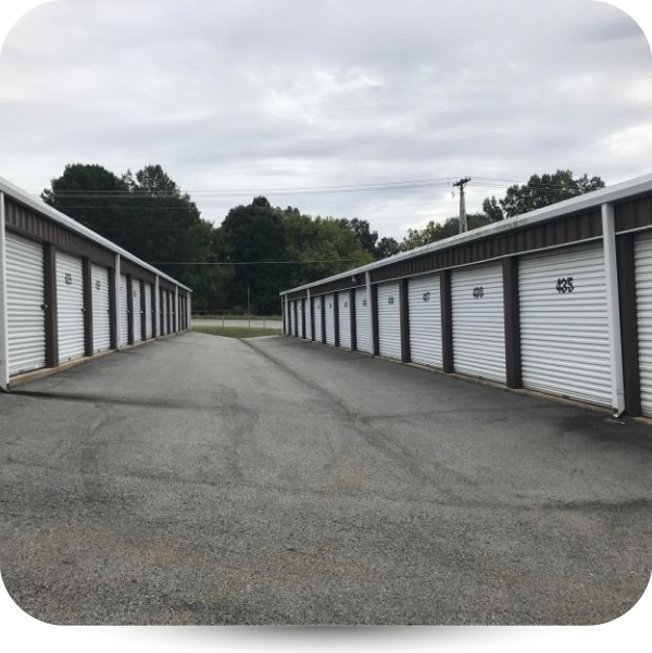 lynn's lock and storage exterior